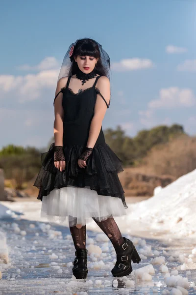Jong meisje in gothic kleding — Stockfoto