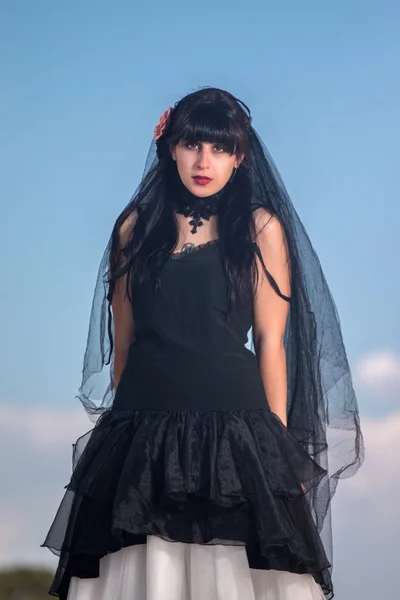 Jong meisje in gothic kleding — Stockfoto