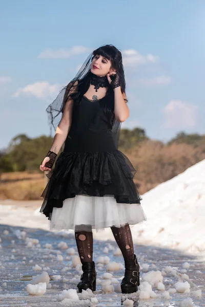 Ung flicka i gothic kläder — Stockfoto