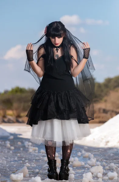 Chica joven en ropa gótica — Foto de Stock