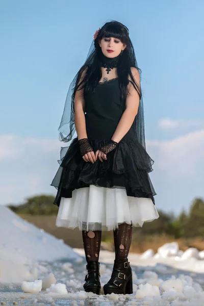 Jong meisje in gothic kleding — Stockfoto