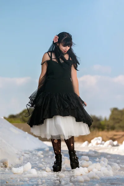 Jong meisje in gothic kleding — Stockfoto