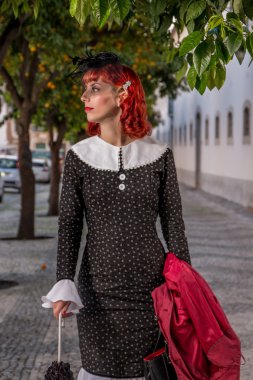 bir retro vintage elbise genç Kızıl saçlı kız