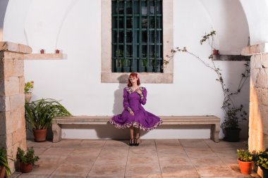 bir retro vintage elbise genç Kızıl saçlı kız