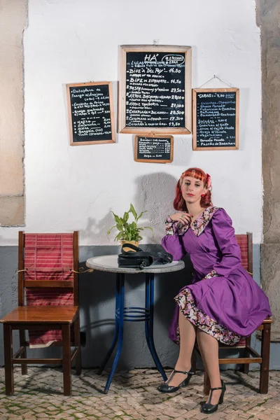 Jeune fille rousse sur une robe vintage rétro — Photo