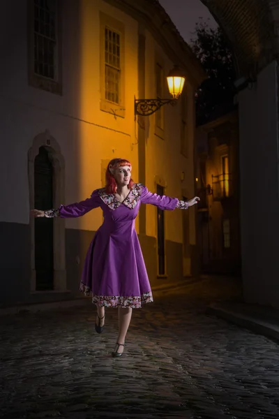 Jovem ruiva menina em um vestido vintage retro — Fotografia de Stock