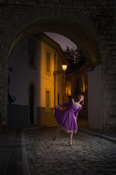 Jeune fille rousse sur une robe vintage rétro — Photo