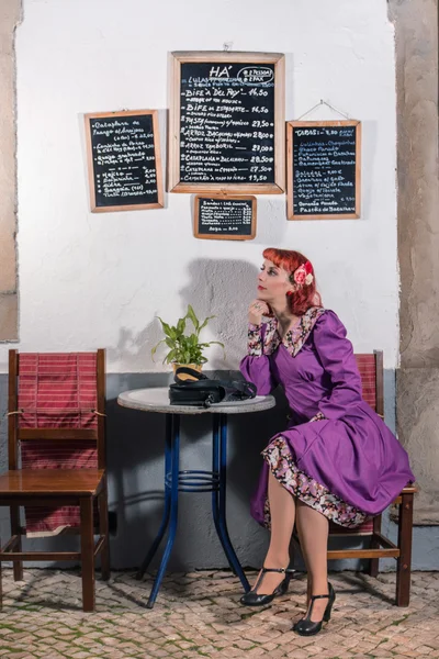 Молода руда дівчина на ретро вінтажній сукні — стокове фото