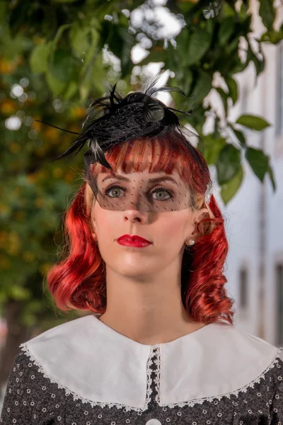 Jovem ruiva menina em um vestido vintage retro — Fotografia de Stock