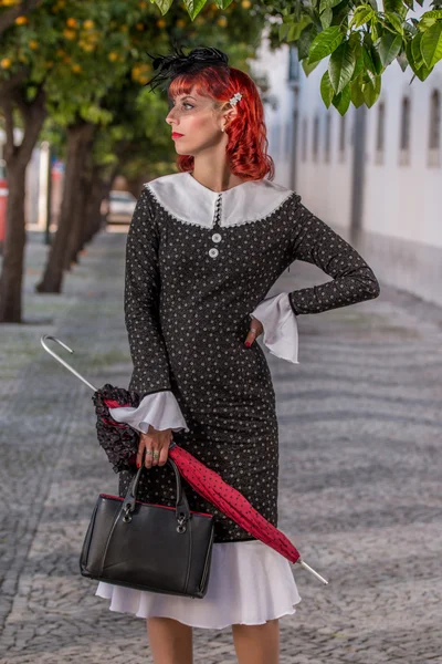 Junge rothaarige Mädchen auf einem Retro-Vintage-Kleid — Stockfoto