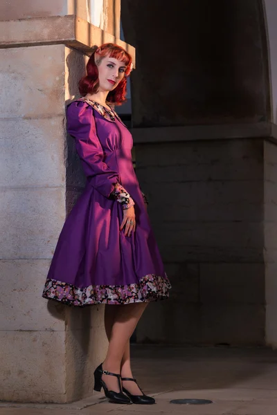 Giovane ragazza rossa su un abito vintage retrò — Foto Stock