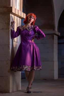 bir retro vintage elbise genç Kızıl saçlı kız