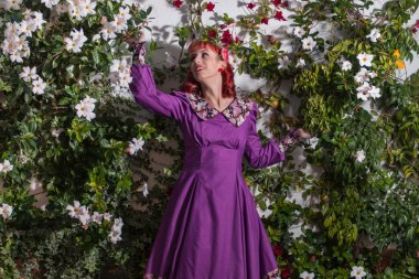 bir retro vintage elbise genç Kızıl saçlı kız