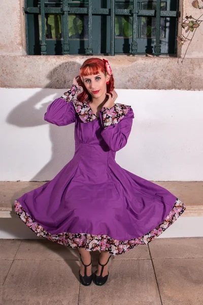 Jovem ruiva menina em um vestido vintage retro — Fotografia de Stock