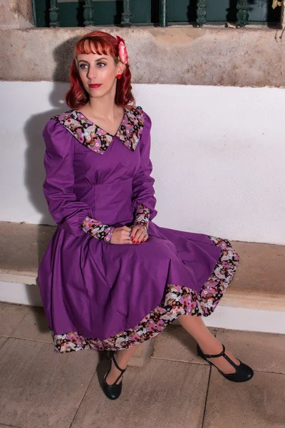 Jeune fille rousse sur une robe vintage rétro — Photo