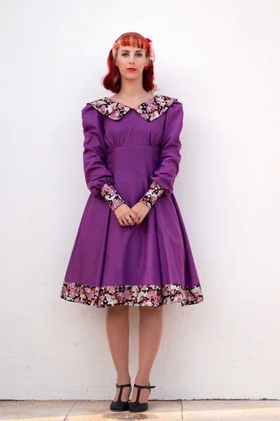 Junge rothaarige Mädchen auf einem Retro-Vintage-Kleid — Stockfoto