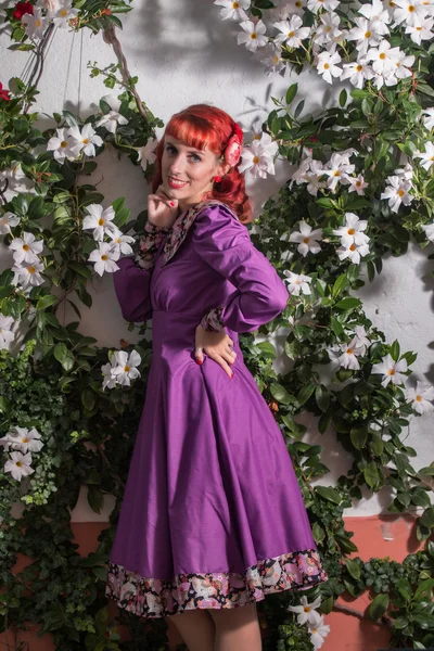 Jovem ruiva menina em um vestido vintage retro — Fotografia de Stock