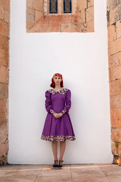 Jeune fille rousse sur une robe vintage rétro — Photo