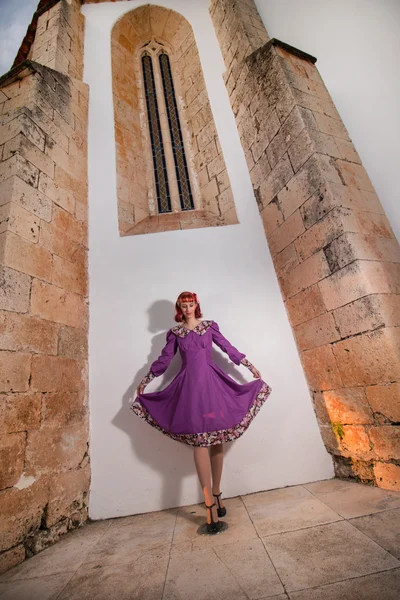 Jovem ruiva menina em um vestido vintage retro — Fotografia de Stock