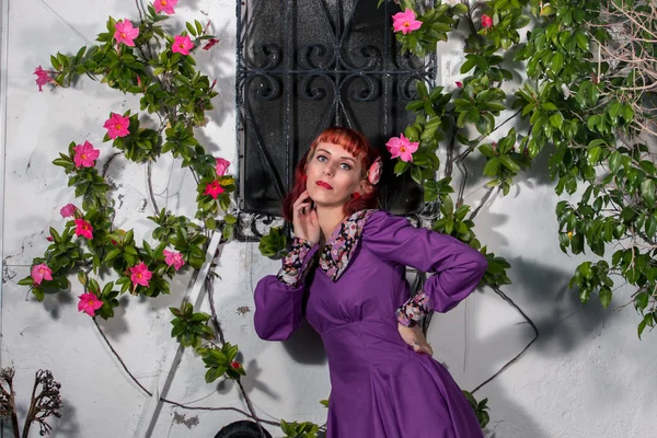 Jeune fille rousse sur une robe vintage rétro — Photo