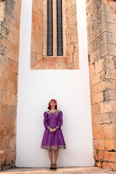 Jeune fille rousse sur une robe vintage rétro — Photo