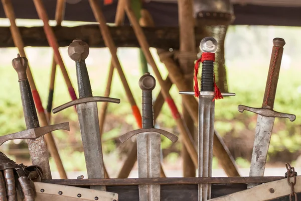 Reihe mittelalterlicher Schwerter — Stockfoto