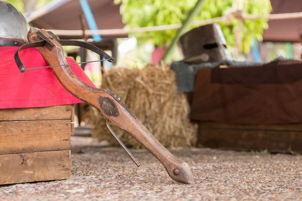 Mittelalterliche Armbrust auf einem Mittelaltermarkt — Stockfoto