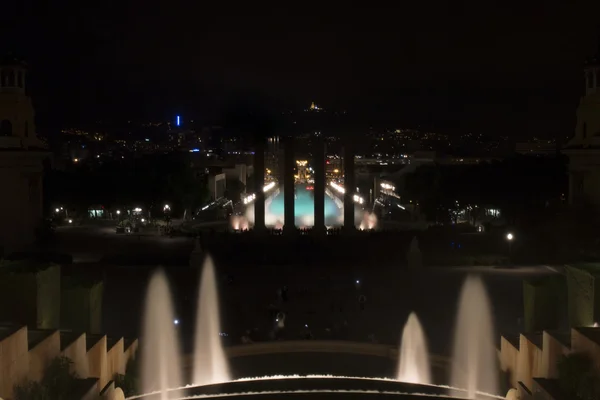 噴水と国立近代美術館の夜景 — ストック写真