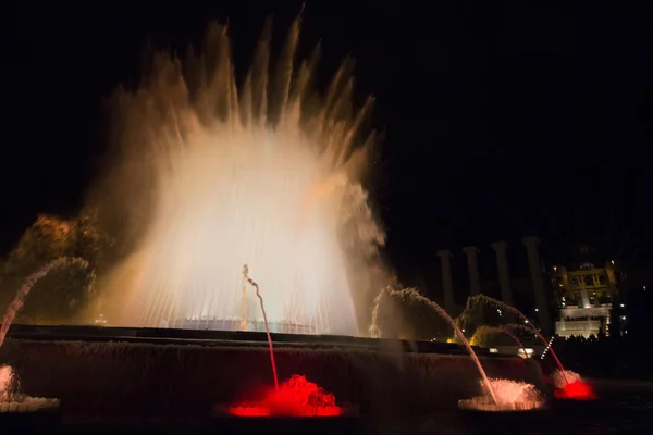 Night view of the fountain near the National Museum of Art — Stock Photo, Image