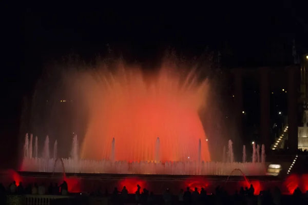 Vista notturna della fontana vicino al Museo Nazionale d'Arte — Foto Stock
