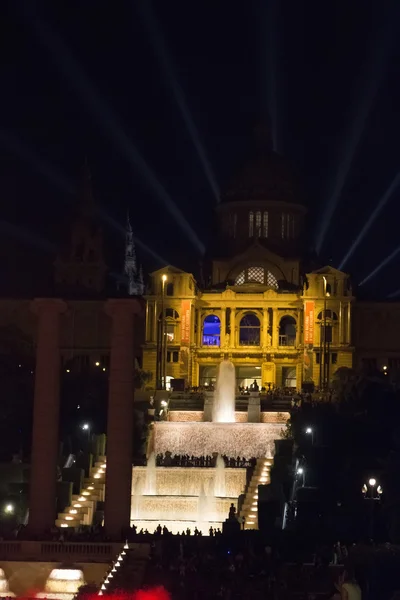 Vista nocturna de la fuente y Museo Nacional de Arte — Foto de Stock