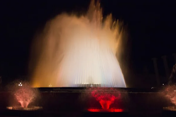 Vista notturna della fontana vicino al Museo Nazionale d'Arte — Foto Stock