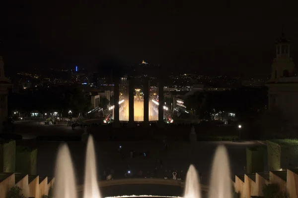 Natt utsikt över fontänen och National Museum of Art — Stockfoto