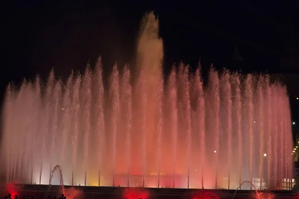 Vista nocturna de la fuente cerca del Museo Nacional — Foto de Stock