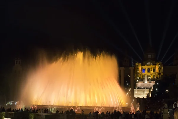 Vista notturna della fontana e Museo Nazionale d'Arte — Foto Stock