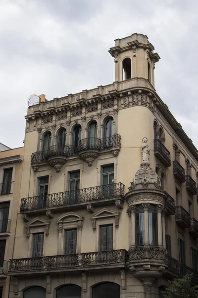 Típica arquitectura de edificios de Barcelona — Foto de Stock