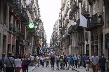 işlek cadde ve Barcelona mimarisi bina