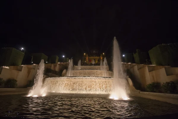 Vista notturna della fontana e del Museo Nazionale — Foto Stock