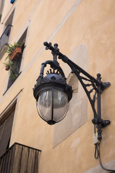 Luz de rua moderna na parede — Fotografia de Stock