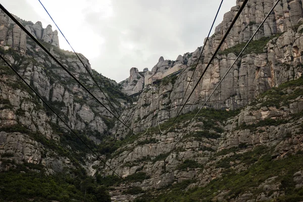 Hermosas montañas de Montserrat donde una famosa abadía benedictina — Foto de Stock