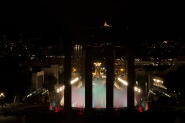 Çeşme ve Ulusal Müzesi gece görünümü