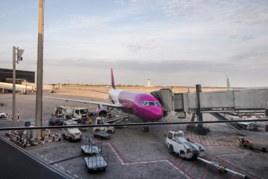 pembe uçak kalkışa hazırlanıyor