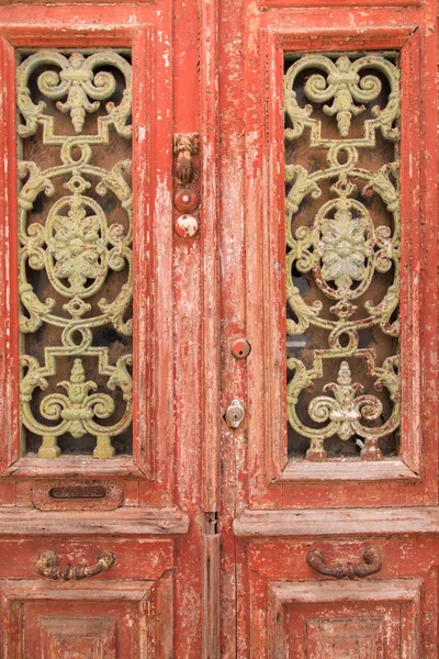 Vecchia porta di legno rosso — Foto Stock