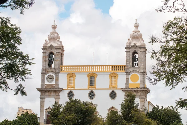 Punto di riferimento chiesa di Carmo situato a Faro — Foto Stock