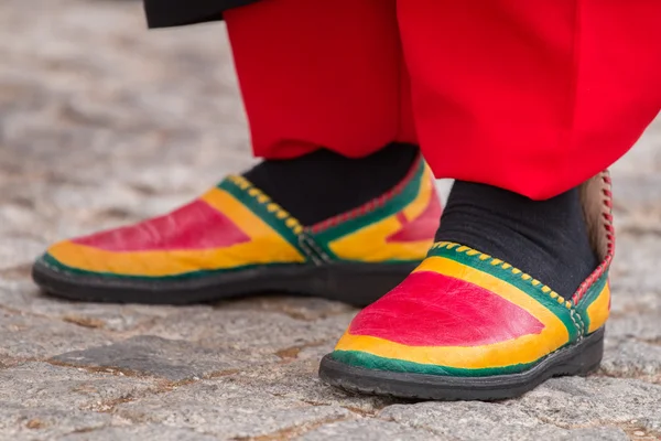 Zapatos coloridos de un artista callejero —  Fotos de Stock