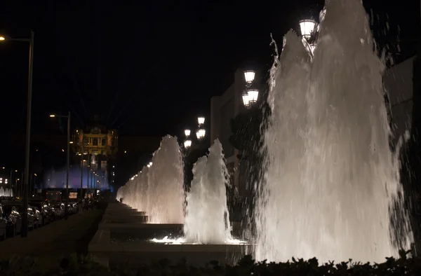 Vista notturna della strada che conduce al Museo Nazionale d'Arte di Barcellona — Foto Stock