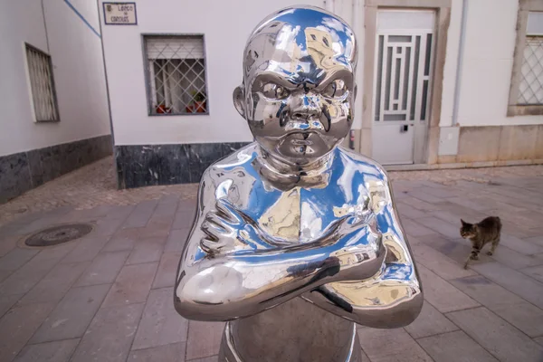 Famoso racconto del ragazzo con grandi occhi statua cromata in Olhao — Foto Stock