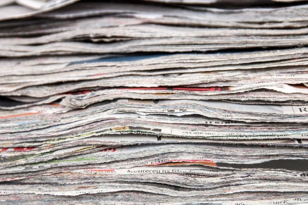 Σωρό των εφημερίδων που στοιβάζονται — Φωτογραφία Αρχείου