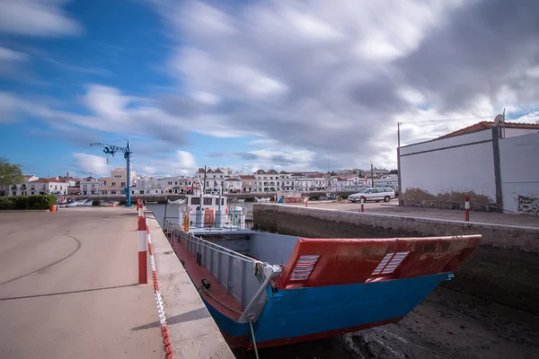 Tavira pitoresk şehir üzerinde geleneksel balıkçı tekneleri — Stok fotoğraf