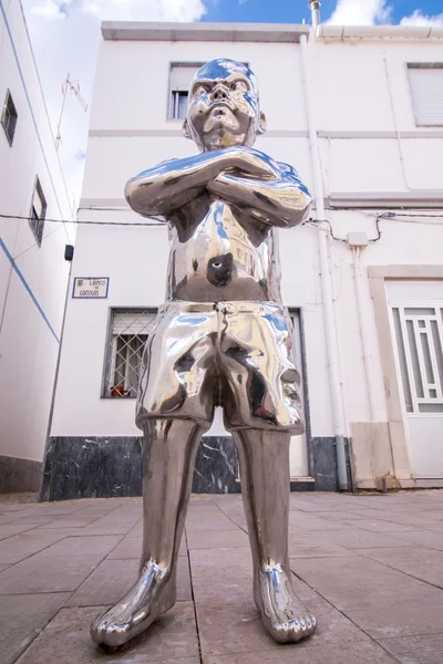 Знаменитая сказка о мальчике с большими глазами, хромированная статуя в Олхао — стоковое фото